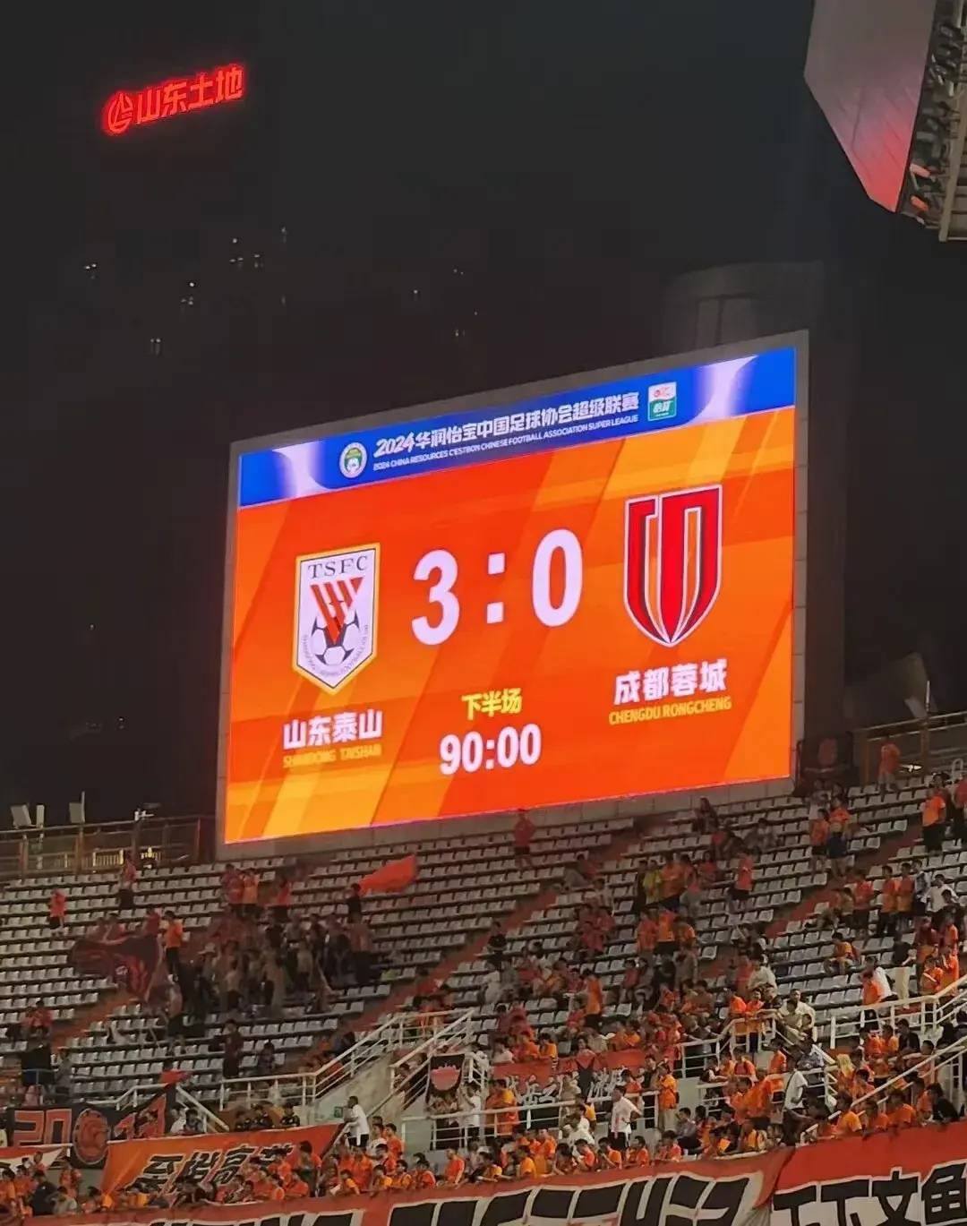 联赛比赛中，中国队完胜对手