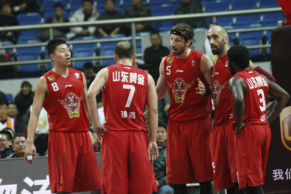 比赛中球队展现出色配合默契