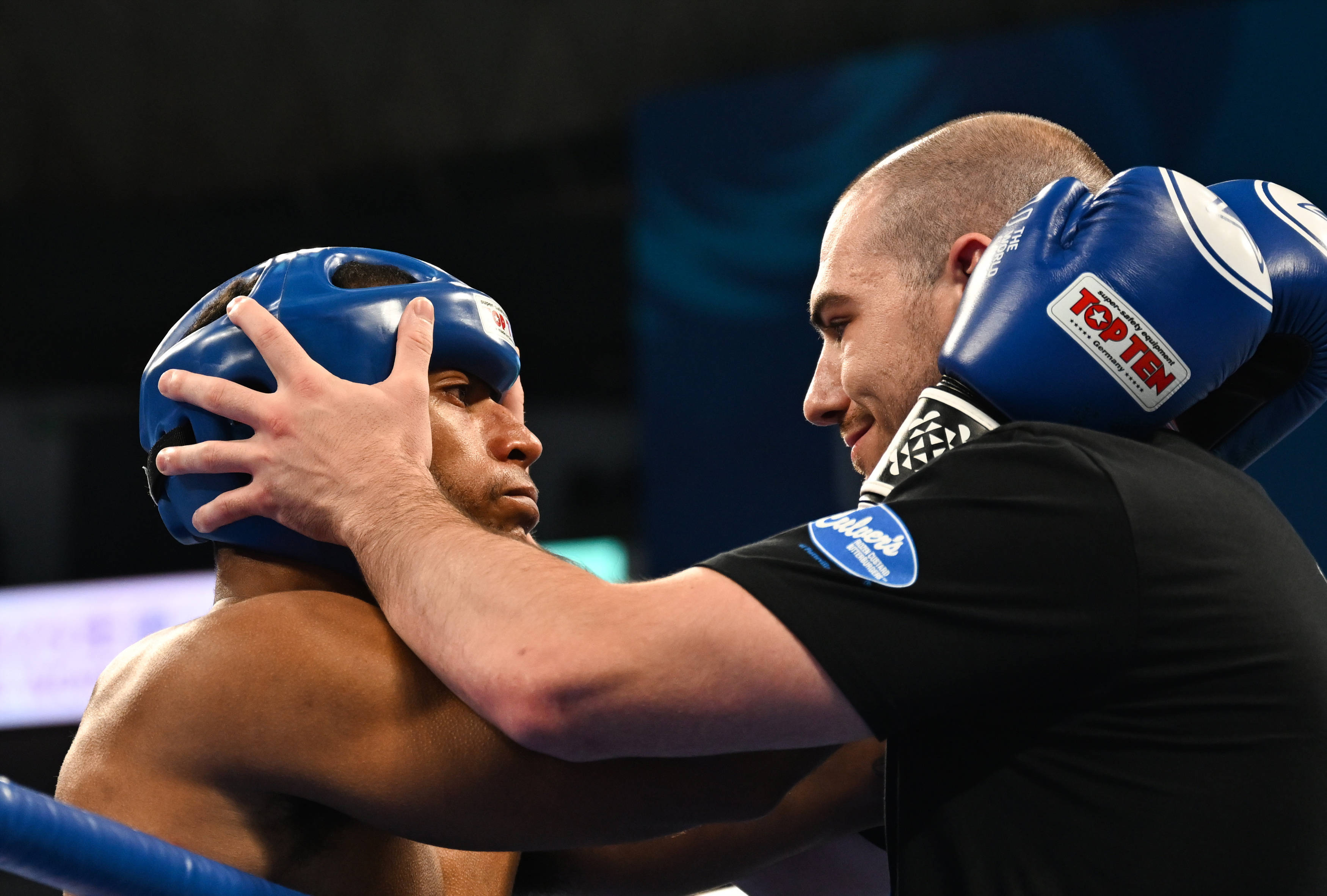 九游体育入口-古巴拳击选手力压对手,夺得金牌